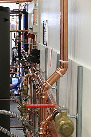 Kuusi lämpöpumppua yhdistävä runkolinja ja kytkentäjohtoja nykyaikaisilla menetelmillä liitettyinä. Kuusi lämpöpumppua yhdistävä runkolinja ja kytkentäjohtoja nykyaikaisilla menetelmillä liitettyinä.