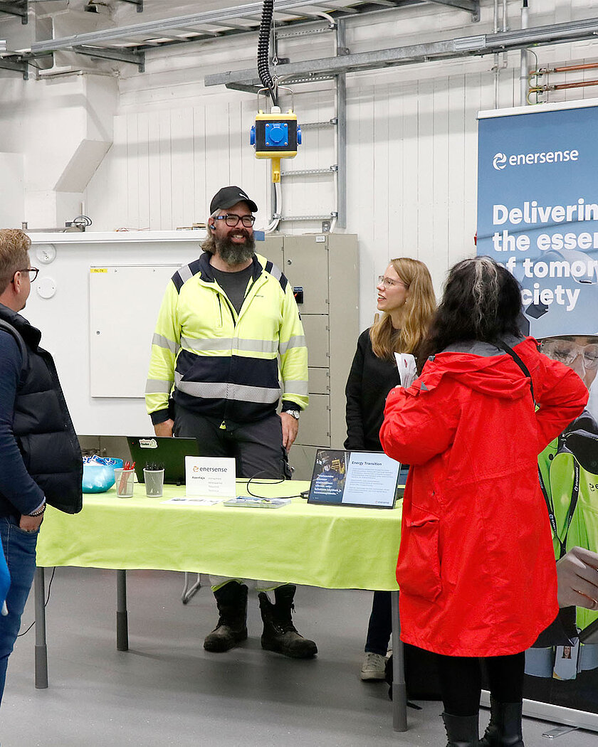 Pöydässä vihreä pöytäliina, pöydän takana työnantajan edustajat.