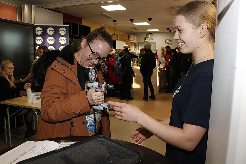 Kaksi ihmistä kokeilemassa puristusvoimalaitetta Loistoduuniin-rekrytapahtumassa.