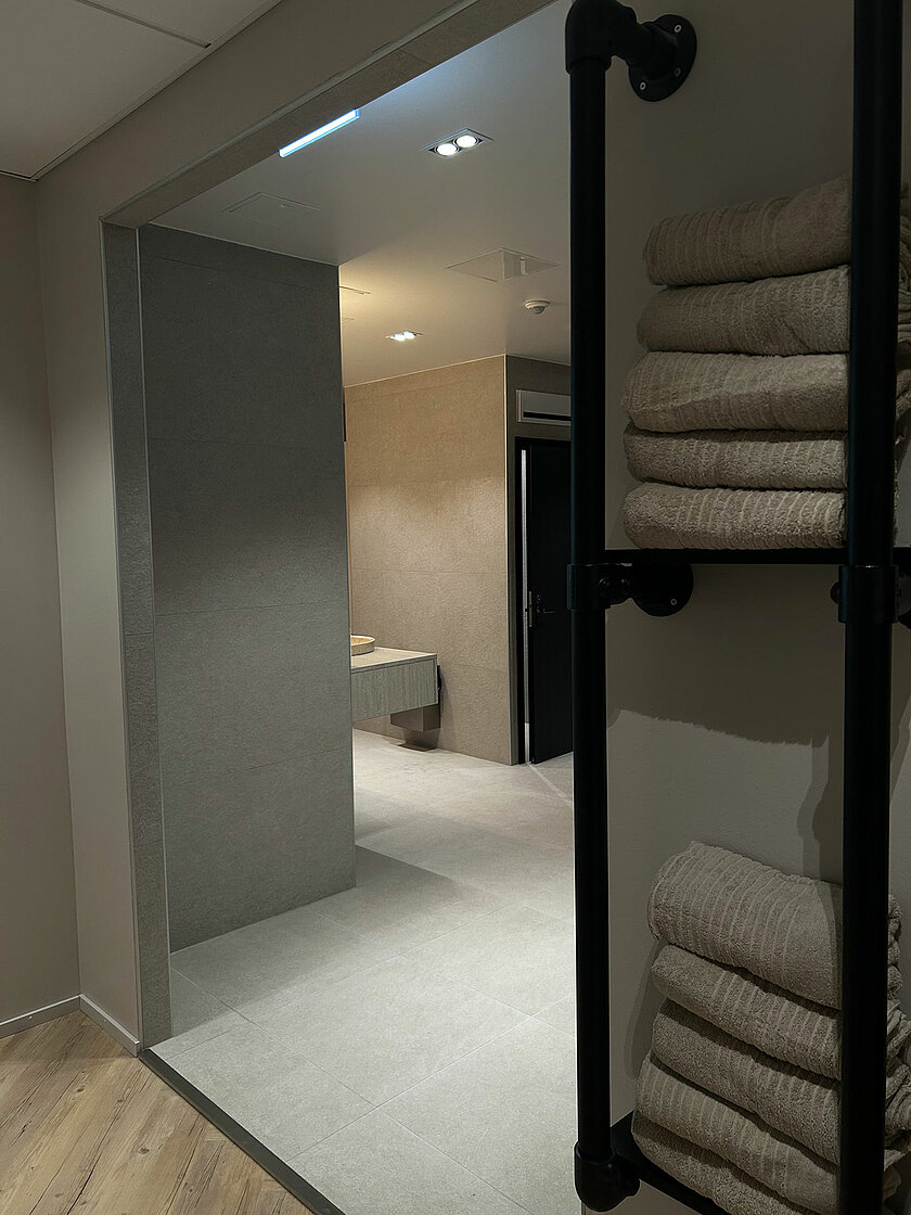 Pyyhepino urheiluhierojakoulun käytävällä.