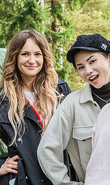 Kotoutuminen: 4 opiskelijaa hymyilee kameralle