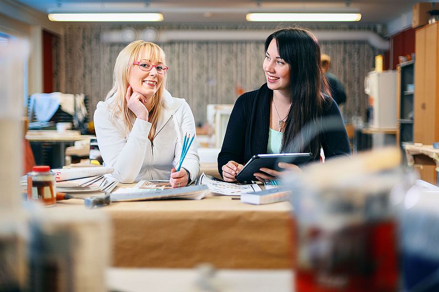 Taideteollisuusalan perustutkinnon sisustusalan koulutuksessa opiskellaan käytännönläheisesti sisätilojen pintaremonttitaitoja ja sisustuskokonaisuuksien hallintaa.