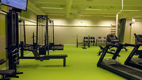 Kuntosalilta löytyy kaikki tarvittavat peruslaitteet ja -välineet. Kuntosalilta löytyy kaikki tarvittavat peruslaitteet ja -välineet.
