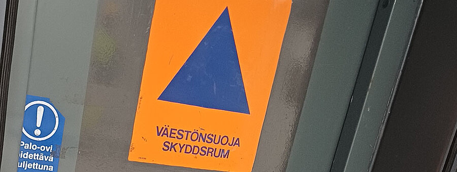 Väestönsuojan hoitajan koulutus perehdyttää väestönsuojien vuosittain tehtäviin huoltotarkastuksiin ja hätätilanteissa toimimiseen. 