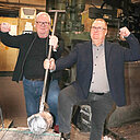 Kaksi miestä seisoo valimoalan tiloissa.