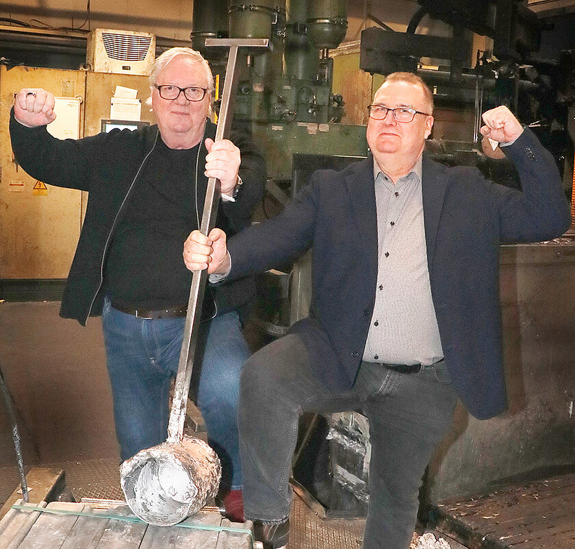 Kaksi miestä seisoo valimoalan tiloissa.