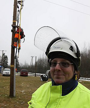 Tuotepäällikkö Marko Rantakallio kouluttaa sähkökentällä jännitetyönkursseja. Tuotepäällikkö Marko Rantakallio kouluttaa sähkökentällä jännitetyönkursseja.