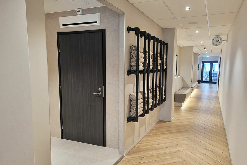 Urheiluhierojakoulun käytävä, vasemmalla hylly pyhkeitä.