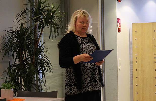 Laitoshuoltaja Mia Matomäki pitää opiskelijan puhetta.