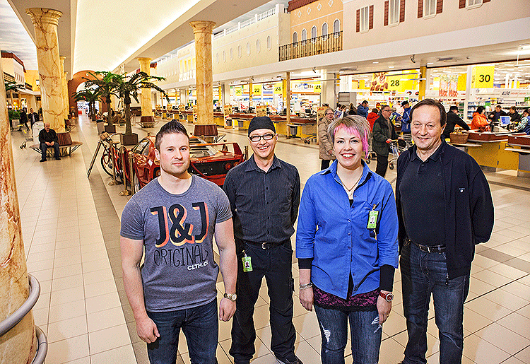 Veljekset Keskinen Oy:n työntekijät Tuomo Nortunen, Veli-Pekka Ylä-Rautio, Leena Lehtiniemi ja koulutuspäällikkö Esko Hietakangas.