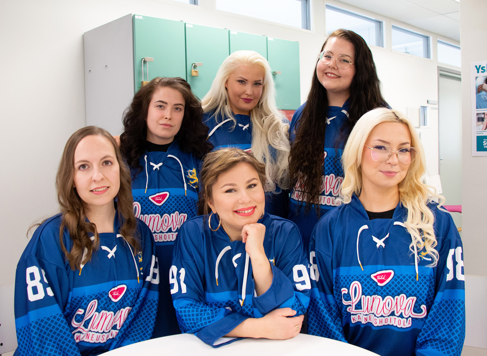 Jenna Klinga, Anniina Alonen, Tiia Esko, Heli Knuutila, Anna Sappinen ja Amy Gorman siniset pelipaidat yllään.