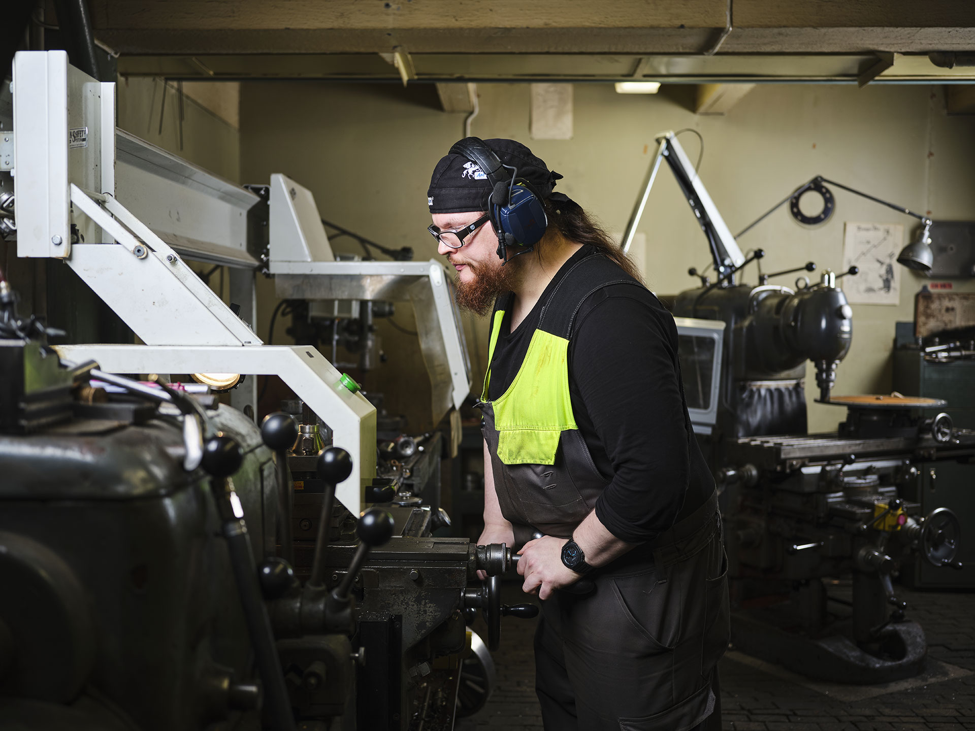 Koneasentaja Jyrki Alanko työn ääressä.