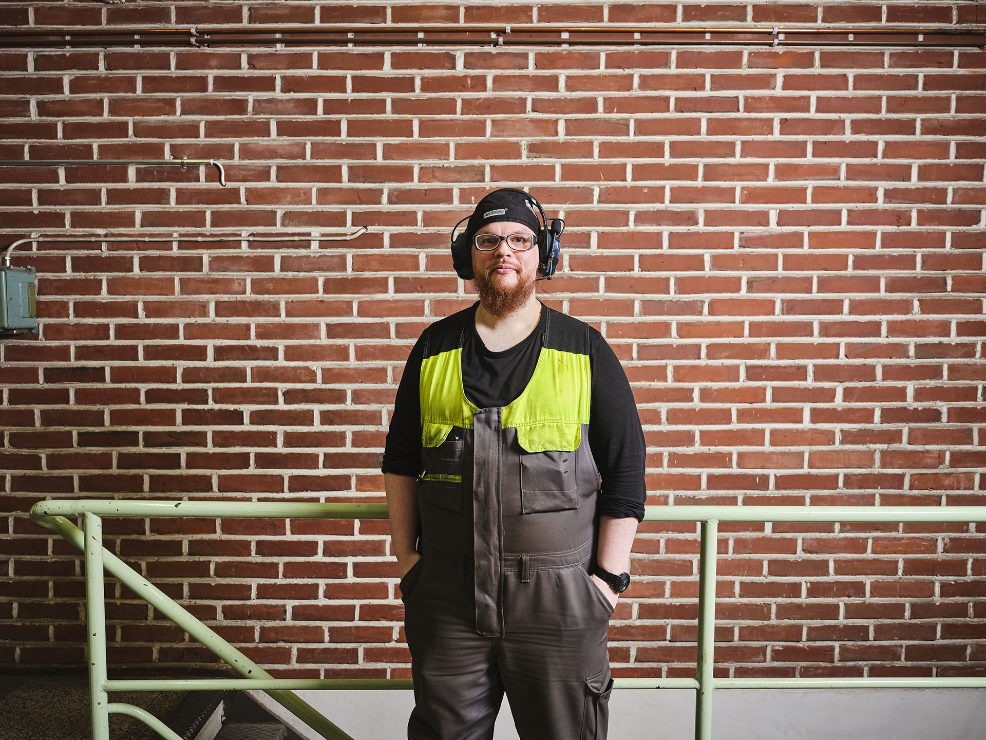 Koneasentaja Jyrki Alanko tiiliseinän edessä.