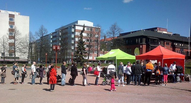 Opiskelijoiden ravintolaan jonotettiin heti avaamisesta lähtien niin kauan kuin ruokaa riitti.