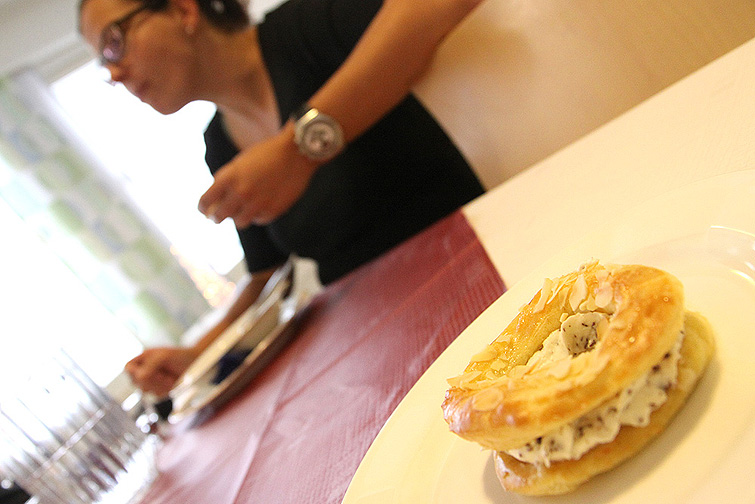 Paris brest on vähän kuin tuulihattu, mutta parempi. Välissä suklaata ja kermavaahtoa.