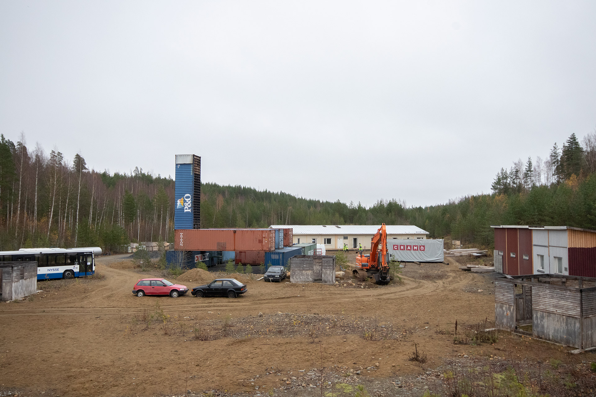 Säres Centerin alue ajoneuvoineen ja rakennuksineen.