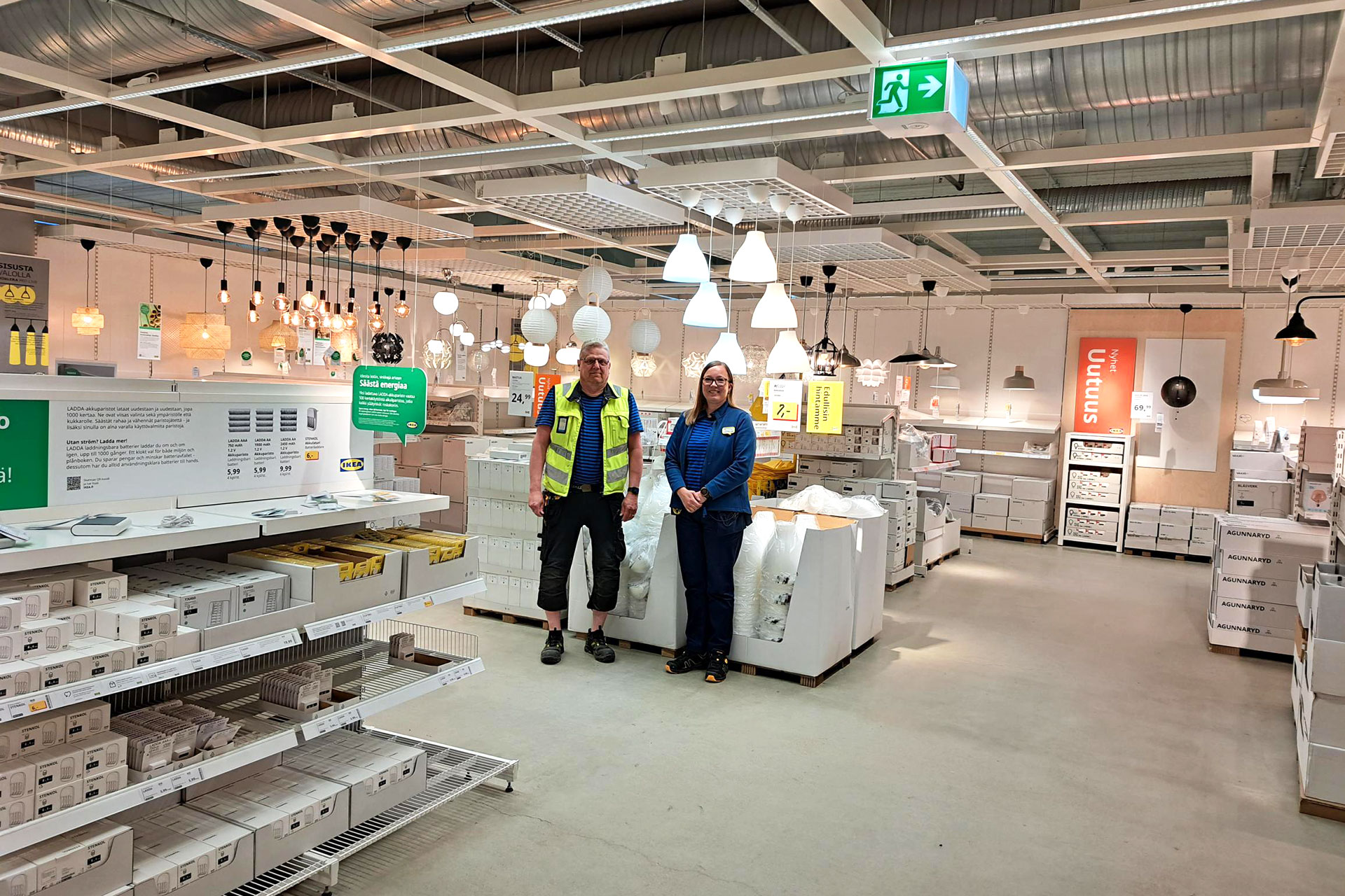 Petri ja Pirjo seisovat Ikean valaisinosaston keskellä. 