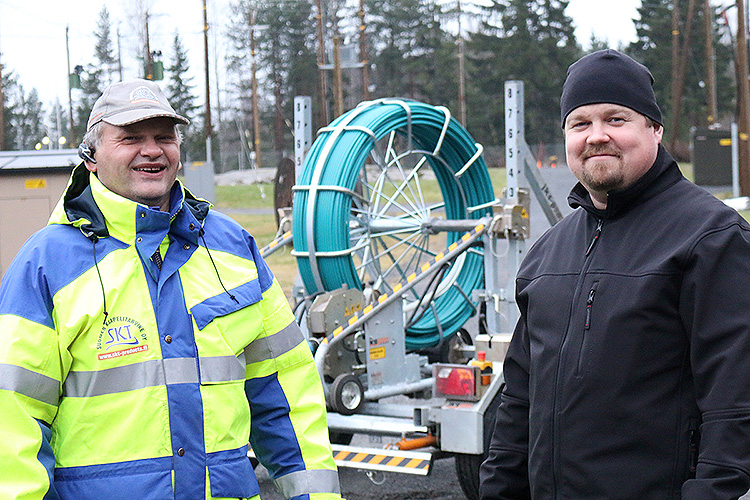 Suomen Kaapelitarvike Oy:n toimitusjohtaja Ilkka Järvenpää luovutti kaapelikelavaunun TAKKin kouluttaja Rene Kakkoselle.