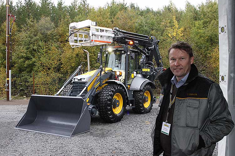 Lännen Tractors Oy lainasi koulutuspäivään monitoimityökonettaan, joka sopii Timo Huttusen mukaan hyvin sähköverkkoasennuksiin.