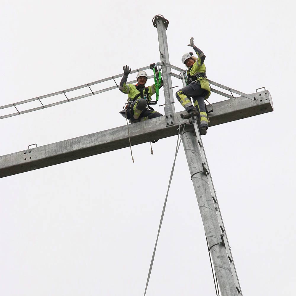 Sähköverkkoasentajat 110 kV pylväässä