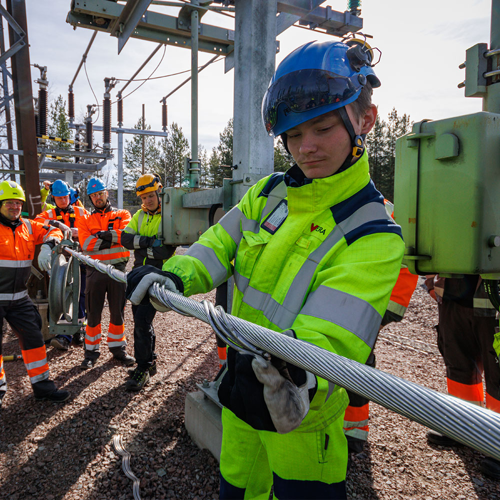 Suurjänniteasennusharjoitus TAKKin Sähkökentällä Suurjänniteasennusharjoitus TAKKin Sähkökentällä