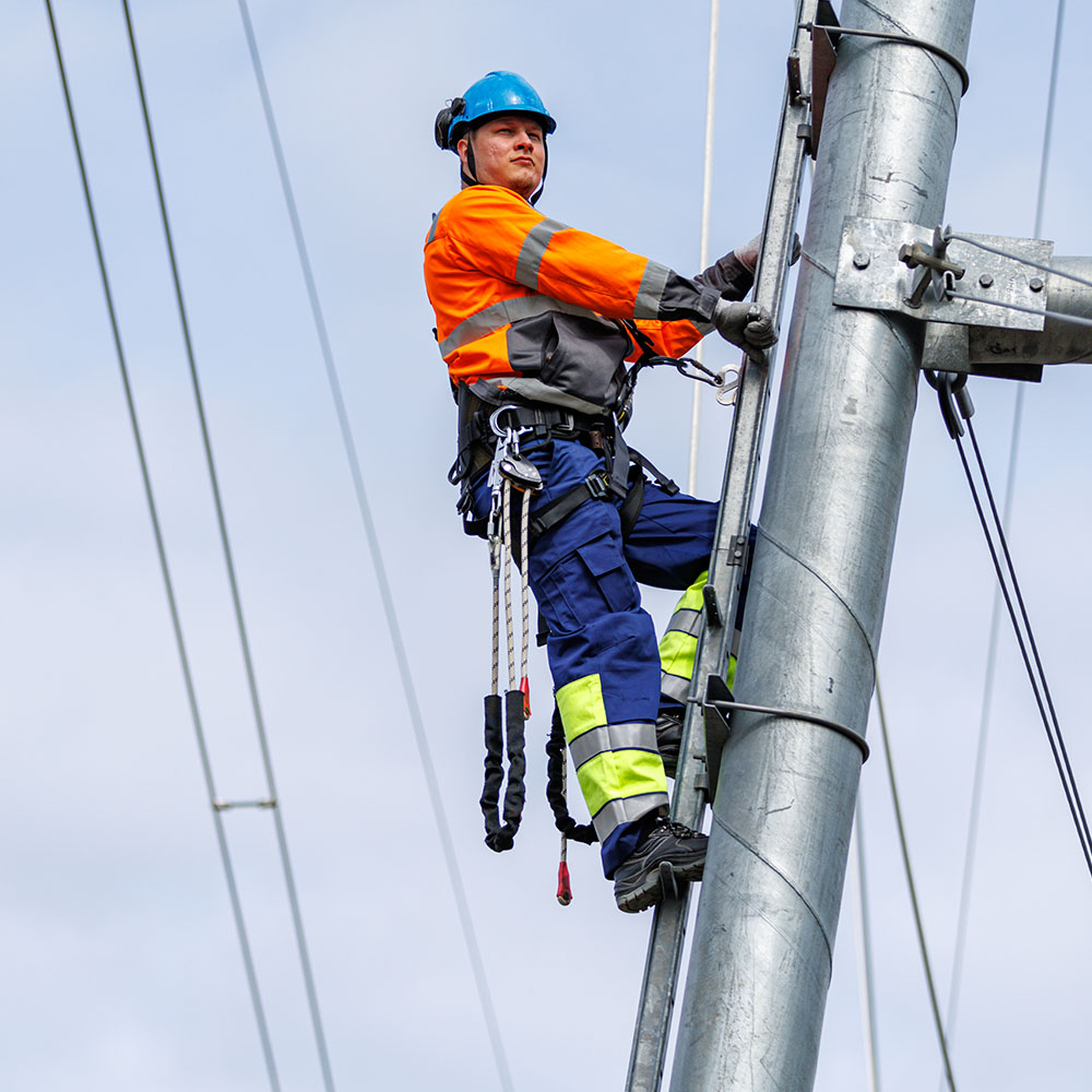 Opiskele sähköverkkoasentajaksi Opiskele sähköverkkoasentajaksi