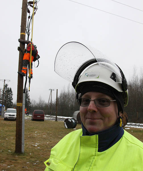 Tuotepäällikkö Marko Rantakallio kouluttaa sähkökentällä jännitetyönkursseja.