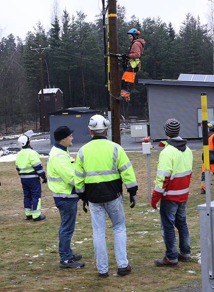 TAKKin opiskelijat kytkivät jännitteettömässä 20 kV:n verkossa maakaapelipäätettä ilmajohtoavolinjaan.