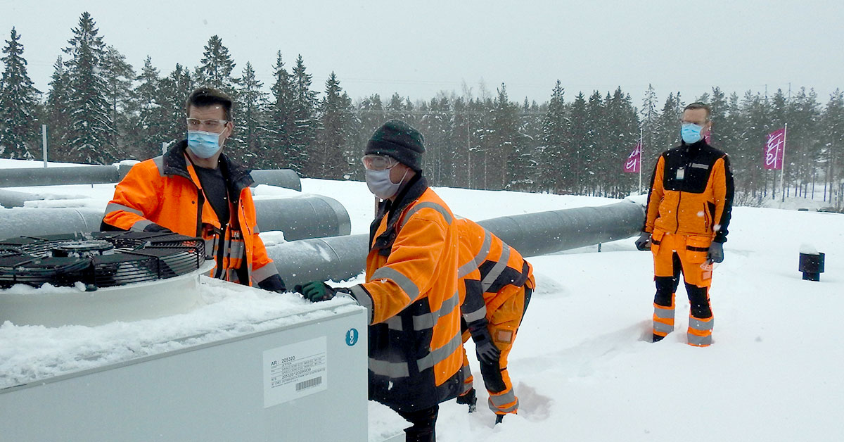 Kylmäasentajat ja ilmalämpöpumppu katolla.