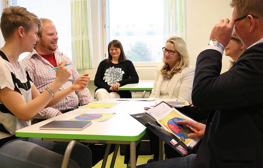 Pirkanmaan Broker-ohjelma toi yhteen asiantuntija Anne Linnakarin TE-toimistosta ja Foreme Oy:n yrittäjät Outi Himasen ja Erkko Mäenpään. 